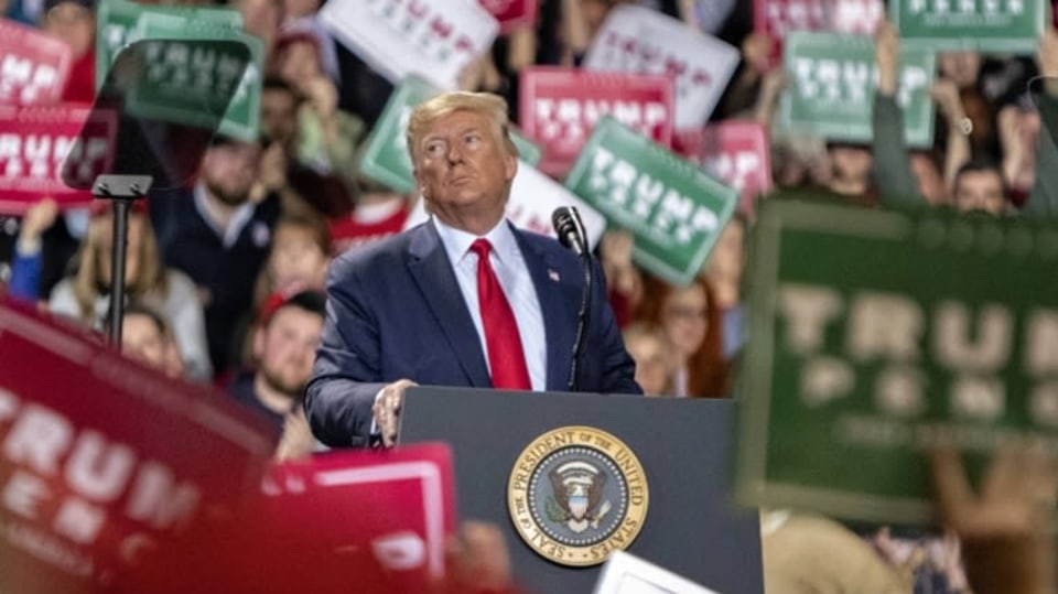 Donald Trump si mítink v Battle Creeku užíval
